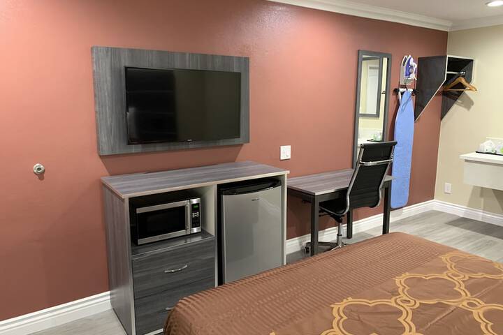 Deluxe Queen Bed (4 of 11)