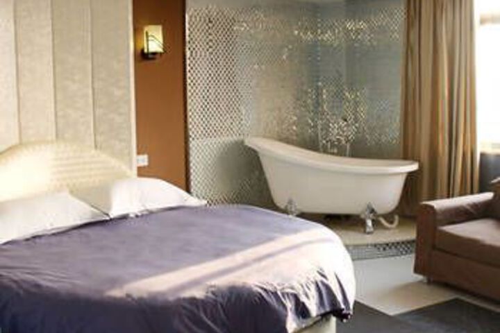 Room 3 of 8