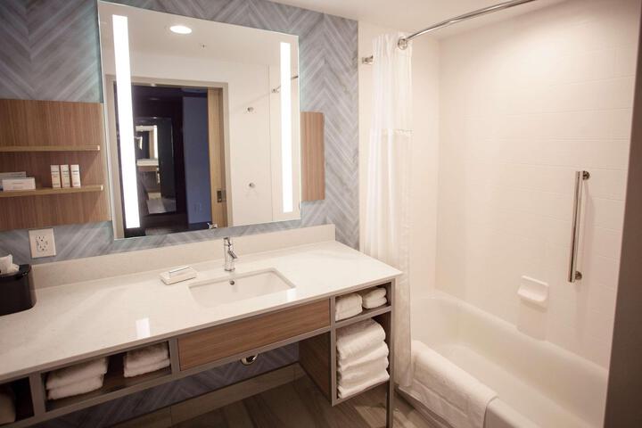 2 Queen Beds (7 of 9)