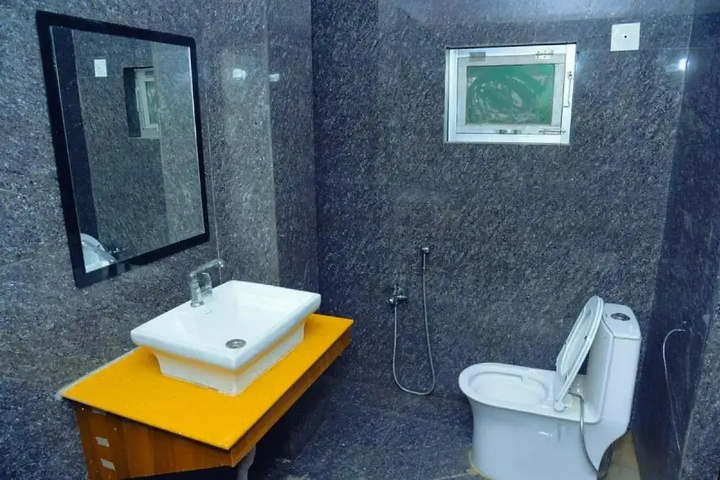Room 7 of 9