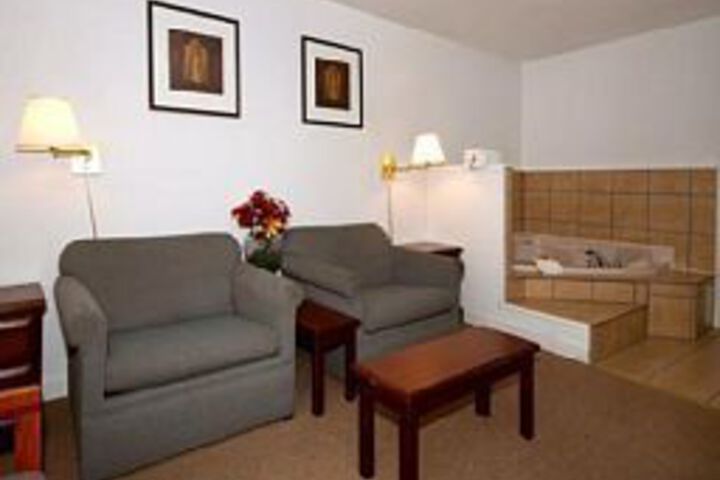 Econo Lodge Inn & Suites