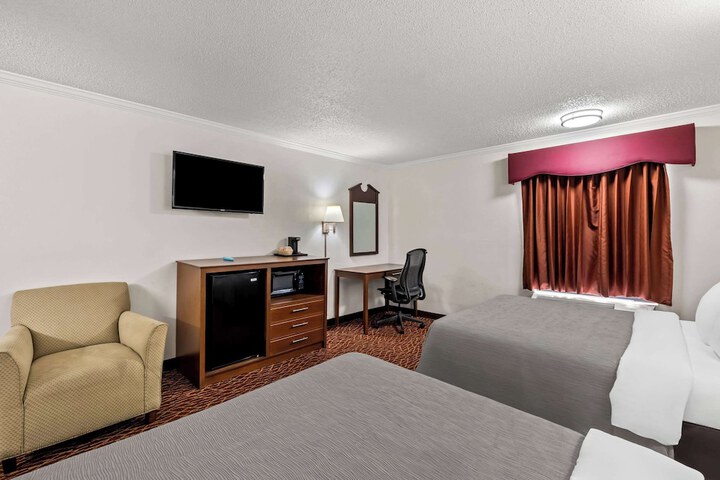 2 Queen Beds (5 of 9)