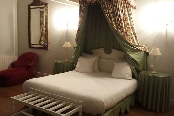 Room 9 of 18