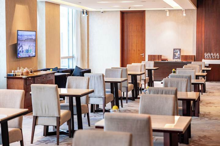 Lounge 136 of 152