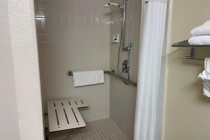 1 Queen Bed Mobility Accessible (11 of 11)