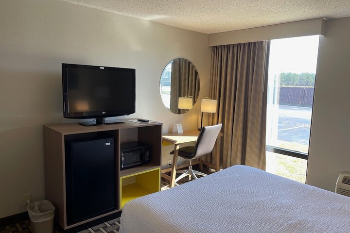 1 Queen Bed (10 of 16)