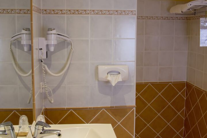 Room 100 of 136