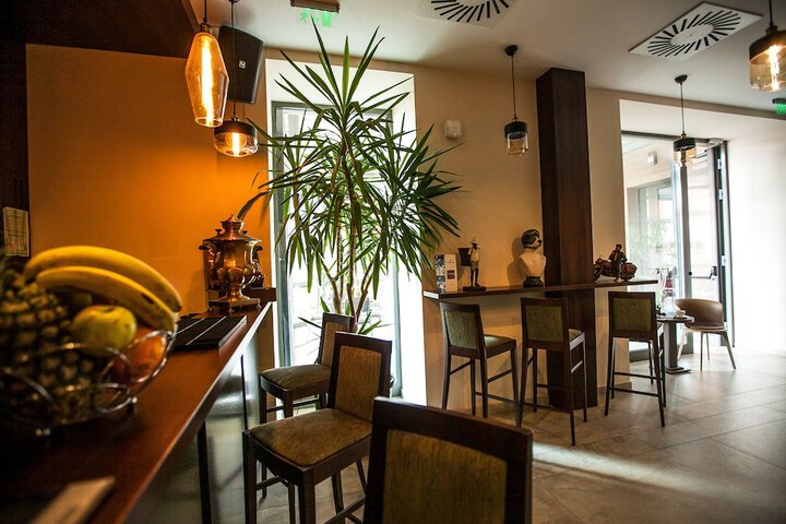 Lounge 63 of 71