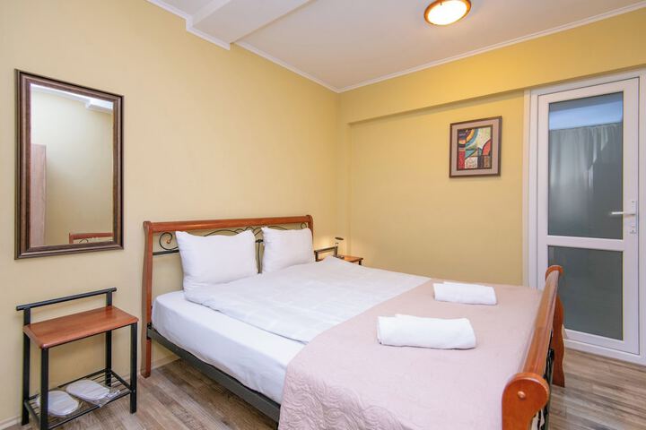 Room 5 of 18