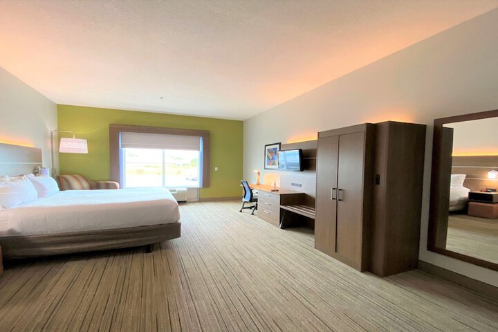 1 King Bed (8 of 27)
