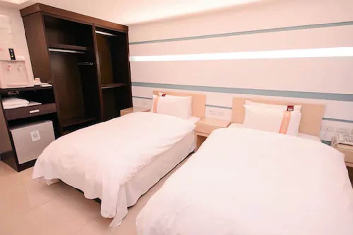 Room 22 of 37