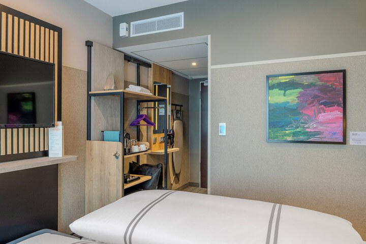 Room 32 of 62