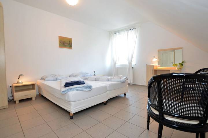 Room 6 of 48