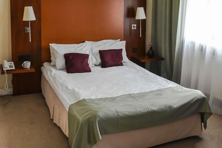 Room 33 of 168