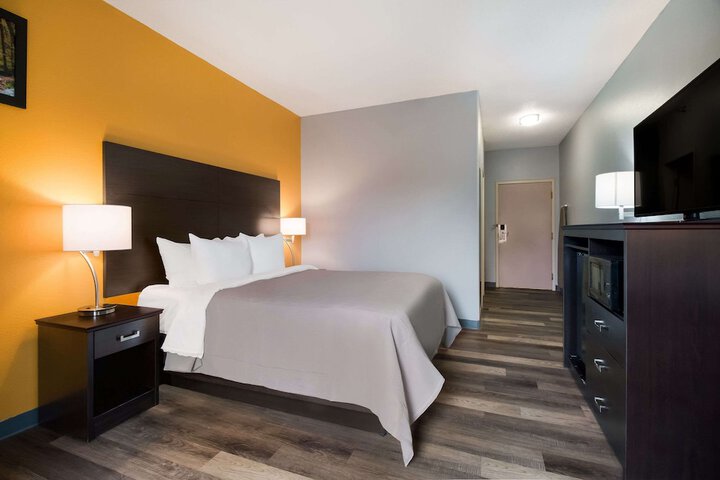 Queen Bed Accessible (9 of 15)