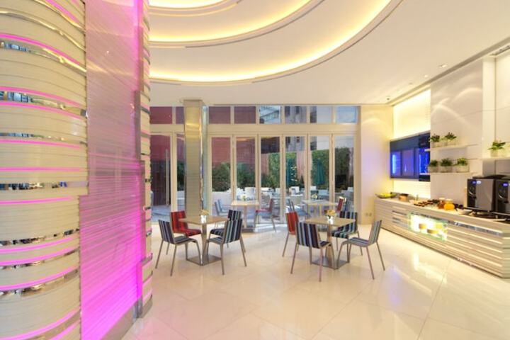 Breakfast area