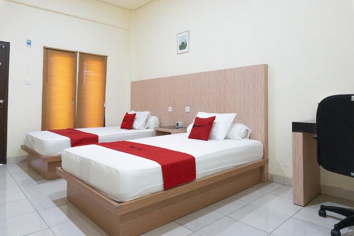 Exterior of RedDoorz Syariah near Sultan Muhammad Kaharuddin Airport