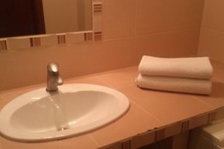 Room 5 of 18