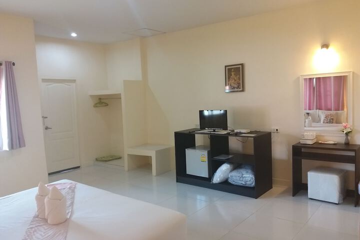 Room 3 of 28