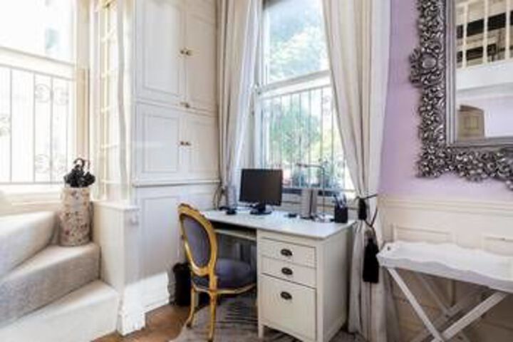 Room 5 of 18