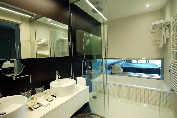 Room 14 of 50