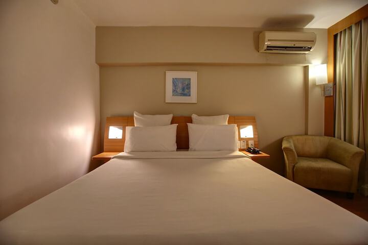 Room 9 of 143