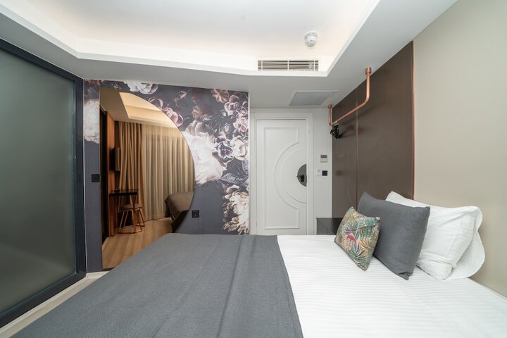 Room 17 of 38