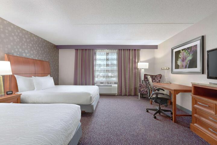 2 Queen Beds (7 of 10)