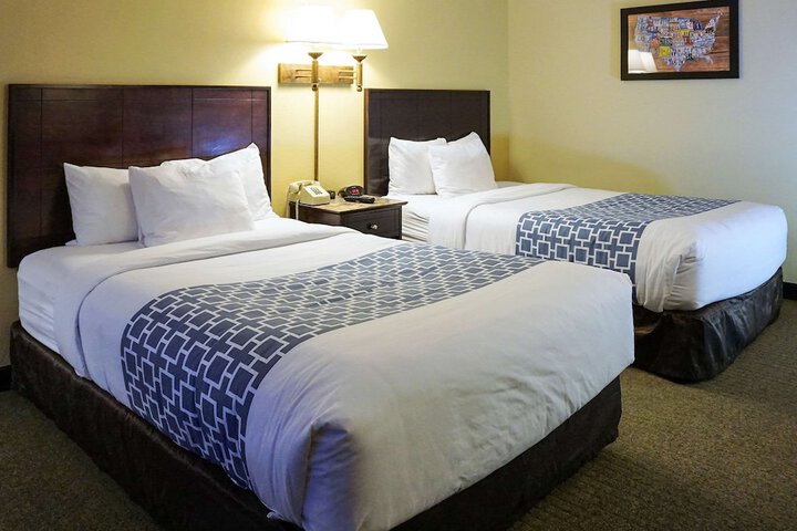 1 Queen Bed (6 of 12)