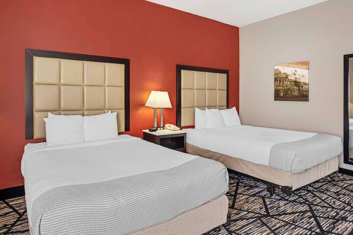 1 Queen Bed Pet Friendly Room Work Desk Sofa Microwave and Refrigerator WiFi Full Breakfast (6 of 31)
