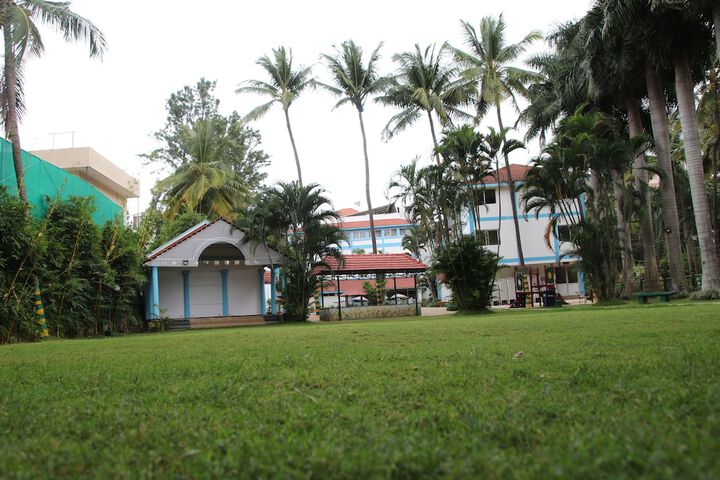 Hotel Exterior 48 of 51