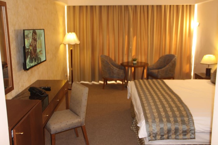 Room 6 of 33