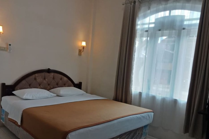 Room 9 of 42