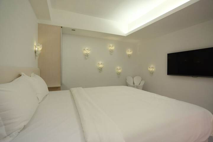 Room 33 of 74