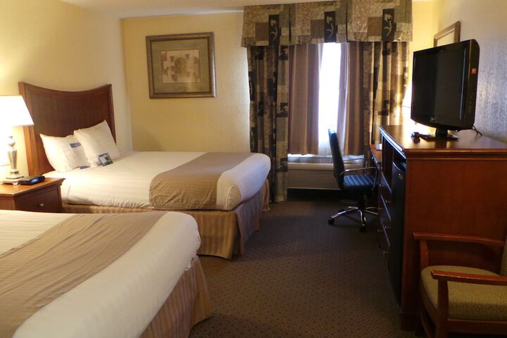 1 Queen Bed Mobility Hearing Accessible Room Bathtub with Grab Bars (3 of 13)