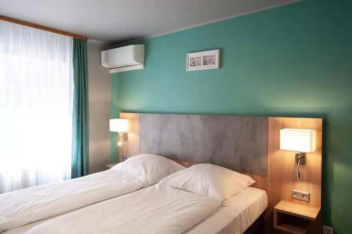 Room 4 of 35