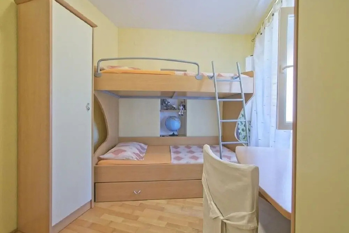 Room 6 of 12