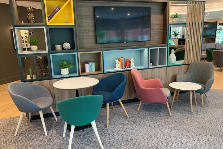 Lounge 58 of 79