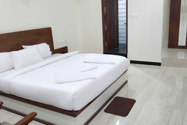 Room 8 of 16