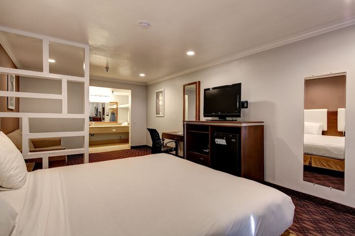 Deluxe 1 King Bed Room (2 of 13)