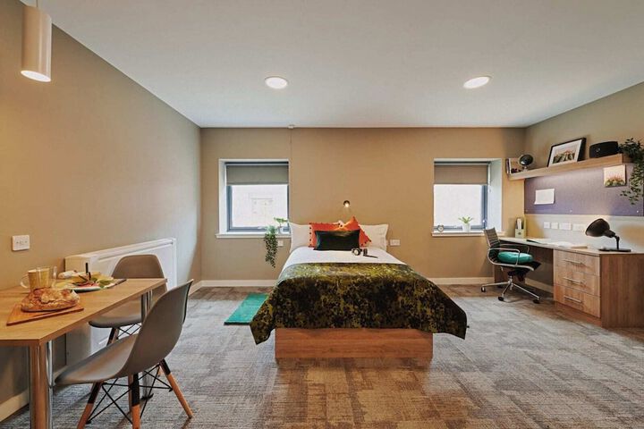 Room 4 of 17