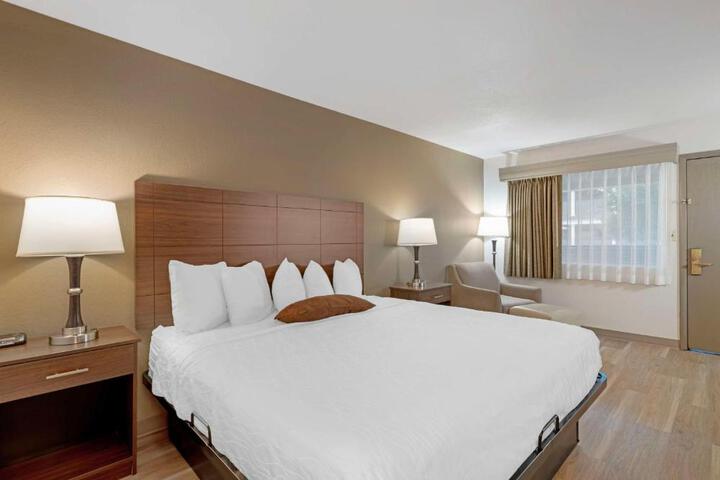 1 King Bed First Floor Microwave and Refrigerator WiFi Full Breakfast (1 of 26)