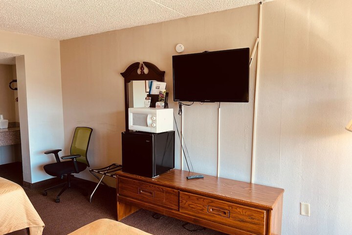 Room 2 of 10