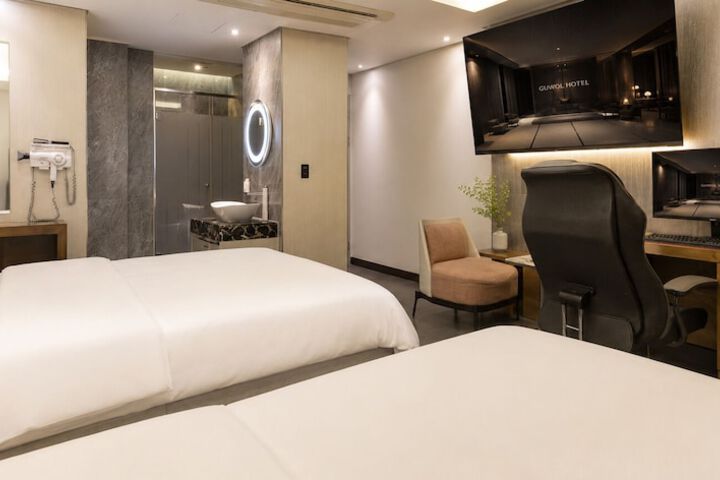 Room 15 of 42