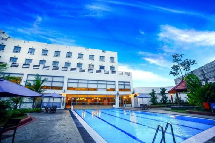 Pools & Facilities