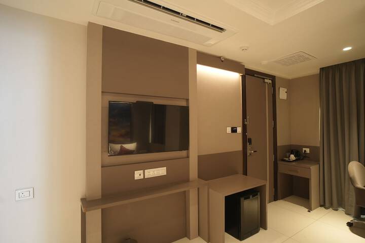Room 3 of 34