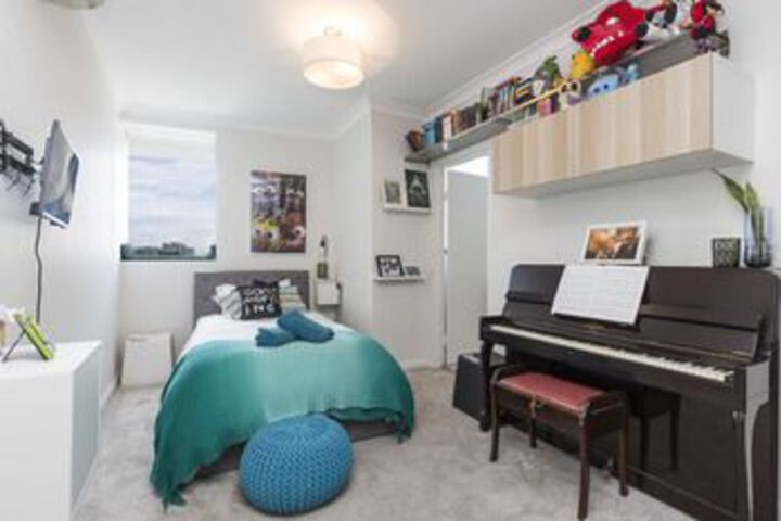 Room 6 of 11