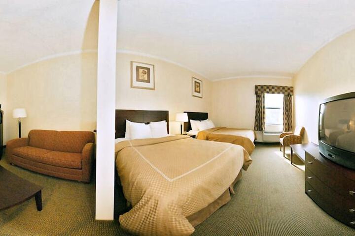 Efficiency Suite Queen Bed Accessible (1 of 8)