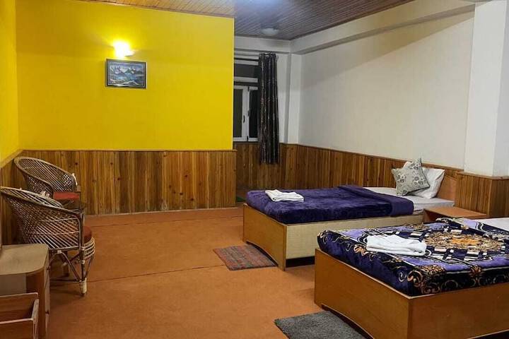 Room 4 of 8