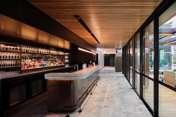 Lounge 17 of 27
